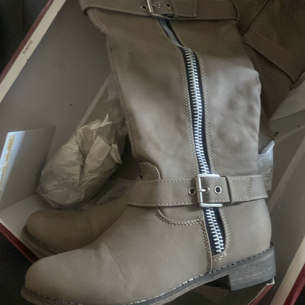 Beige riding boots size 7 zipper sides super cute